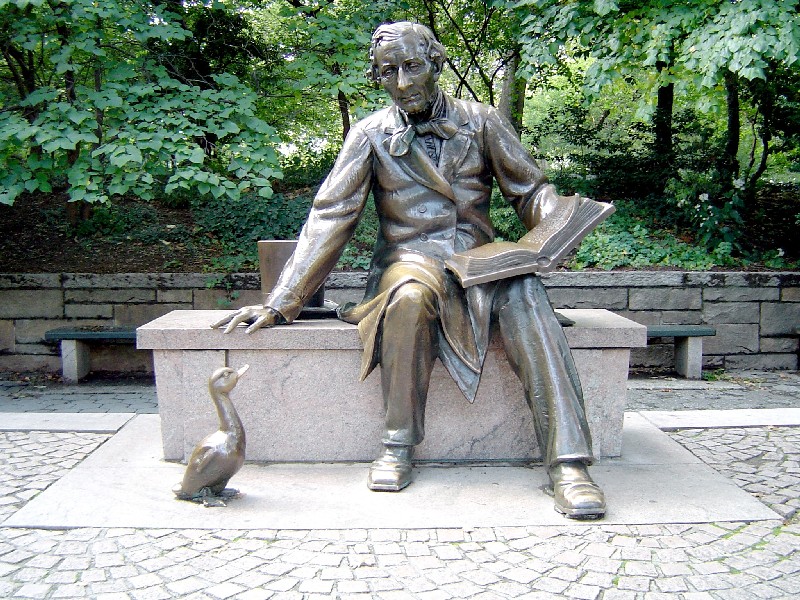 Estátua de Hans Christian  Andersen (1805-1875) no Central Park, em Nova York. (Crédito: Reprodução)